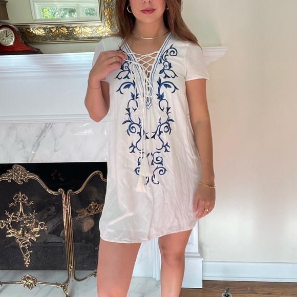 Lulus white mini dress💙

Model is 5’7 - Picture 1 of 5